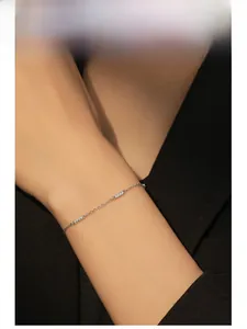 Détail d'un délicat bracelet en argent sterling S925 avec zircons porté au poignet