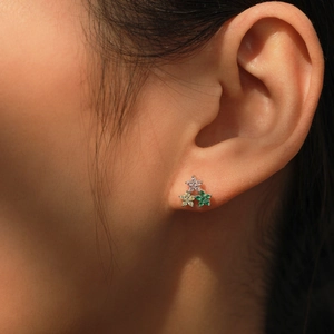 Élégantes boucles d'oreilles en argent S925 avec fleurs en zircon colorées sur modèle