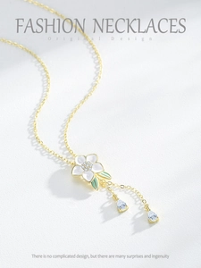 Détail du collier orchidée en argent S925 avec fleur en émail et gemmes en goutte d'eau