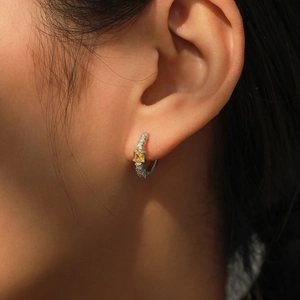 Boucles d'oreilles S925 en argent avec zircon jaune carré et diamants sur l'oreille