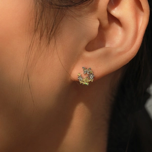 Boucles d'oreilles S925 argent papillon et fleurs avec zircon jaune sur mannequin