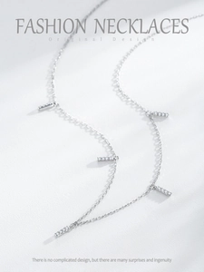 Detail der S925 Sterlingsilberkette mit fünf horizontalen Zirkonia-Anhängern