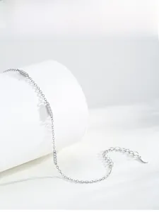 Détail d'un bracelet en argent S925 avec micro-cristaux et chaîne d'extension ajustable