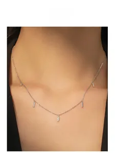 Detailaufnahme einer Silberhalskette mit fünf Zirkonia-Stabanhängern an einer Kette