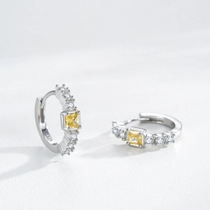 Créoles en argent S925 avec zircon carré jaune et pierres latérales claires