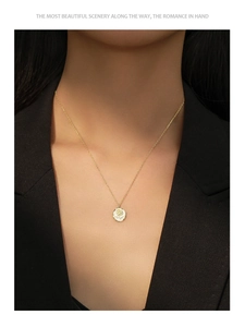 Détail du collier pendentif rose en argent S925 avec émail blanc sur chaîne dorée
