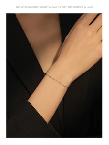 Vue rapprochée d'un bracelet en argent S925 avec zircons micro-incrustés sur le poignet