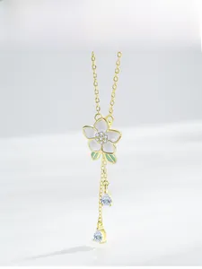 Détail du pendentif fleur d'orchidée en argent S925 avec émail et glands en zircon