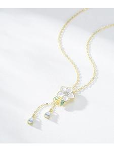 Détail du collier orchidée en argent S925 avec feuilles en émail vert et gemmes poires