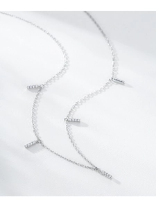 Nahaufnahme der S925 Silberkette mit fünf Zirkonia-besetzten Stabanhaengern an feiner Kette