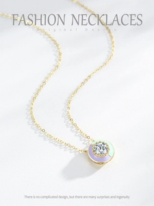Vue macro détaillée du collier en argent S925 avec pendentif en émail et pierre scintillante