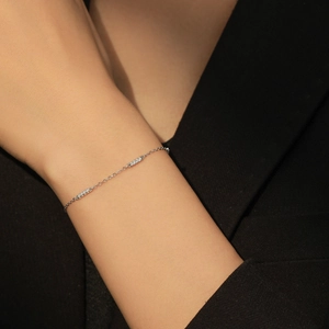 Bracelet minimaliste en argent sterling S925 avec zircons sur poignet de femme