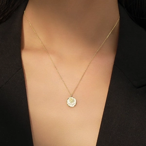 Collier en argent S925 avec pendentif médaille émail blanc et rose dorée sur le cou