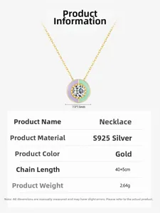 Détail macro du collier en argent S925 avec pendentif en émail bicolore et gemme