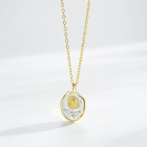 Élégant collier en argent S925 plaqué or avec pendentif rose en émail blanc
