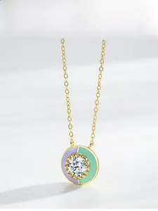 Vue détaillée d'un pendentif circulaire en émail avec zircon sur une chaîne dorée