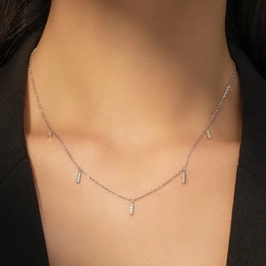 Minimalistische S925 Sterlingsilber Choker Halskette mit fünf Zirkonia-Anhängern an feiner Kette