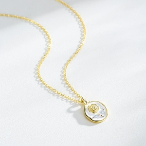 Élégant collier rose en argent S925 avec pendentif ovale en émail blanc et cristaux