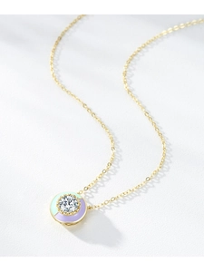 Détail du collier en argent S925 doré avec pierre brillante et émail bicolore raffiné