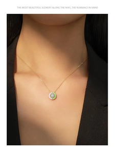 Détail du collier en argent s925 avec pendentif en émail bicolore et zircon scintillant