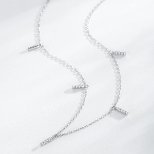Minimalistische S925 Sterlingsilber Kette mit fünf Zirkonia-Anhängern in feiner Gliederkette