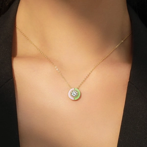 Collier en argent S925 avec pendentif en émail doré et diamant solitaire étincelant