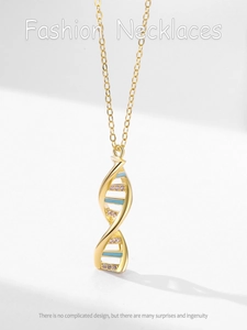 Dettaglio macro del ciondolo DNA in argento S925 con smalto blu e cristalli lucidi