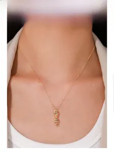 Dettaglio della collana DNA in argento S925 con smalto blu e diamanti micro-pavé