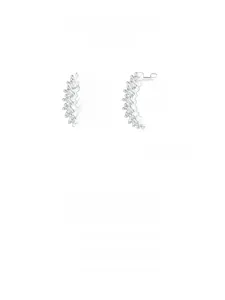 Détail macro de créoles en argent sterling S925 avec pierres de zircon rectangulaires