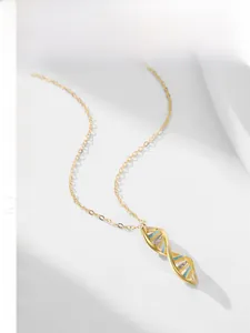 Dettaglio del ciondolo a elica DNA in argento S925 con smalto blu e micro zirconi