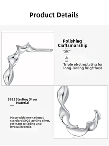 Dettaglio macro di orecchini a forma di C in argento sterling S925 con triplo strato di placcatura