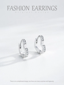 Detailed close-up of S925 sterling silver heart earrings with micro-pave zirconia stones