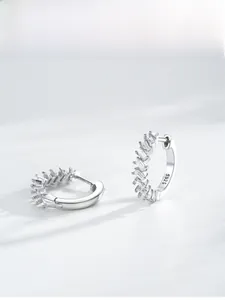 Gros plan de créoles en argent sterling S925 serties de zircons rectangulaires