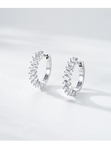 Détail de boucles d'oreilles en argent S925 avec zircons rectangulaires sertis