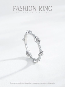 Detailed close-up of S925 sterling silver heart ring with sparkling zircon inlays