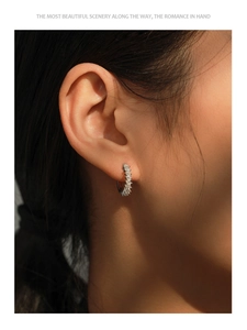 Détail de créoles en argent 925 avec zircons rectangulaires sertis pour femmes
