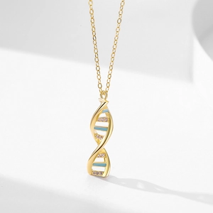 Collana a elica DNA in argento S925 con smalto blu e cristalli rosa su sfondo bianco