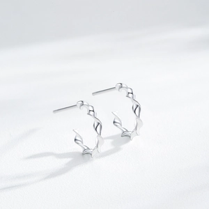 Orecchini a cerchio C in argento S925 con design a spirale e finitura lucida a specchio