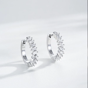 Boucles d'oreilles créoles en argent S925 serties de zircons coupe baguette