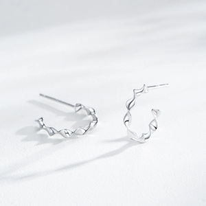 Eleganti orecchini a cerchio intrecciati a C in argento S925 con finitura lucida a specchio