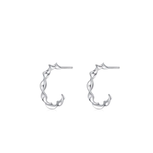Orecchini a cerchio ritorti a forma di C in argento S925 con trama a onde irregolari