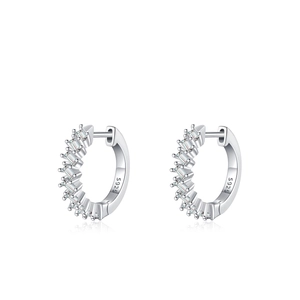 Créoles en argent sterling S925 avec incrustation de zircons sur fond blanc pur