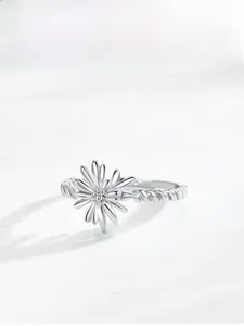 Detail of S925 sterling silver sunflower ring with twisted band and daisy flower design