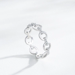 925 silver chain link ring with sparkling cubic zirconia pavé for a minimalist stacked look