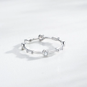 Elegant S925 sterling silver geometric band ring with alternating cz diamonds