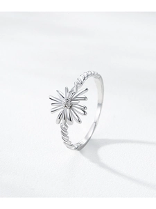 Macro detail of S925 sterling silver daisy ring with twisted band and metal hallmark