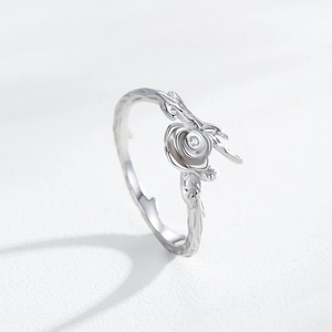 Elegant S925 sterling silver rose ring with sparkling crystal and thorn texture band