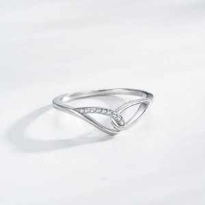 Minimalist 925 sterling silver angel wing V-shaped ring with pavé synthetic diamonds