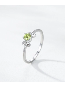 Detailaufnahme von S925 Silberring mit rundem apfelgrünem Stein und Ornamenten
