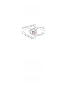Gros plan d'une bague en argent S925 avec gemme rose en goutte et pavage de zircons
